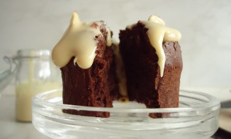 Muffins au chocolat accompagnés de sauce aux nougats