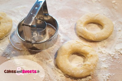 Préparation des beignets comme des donut
