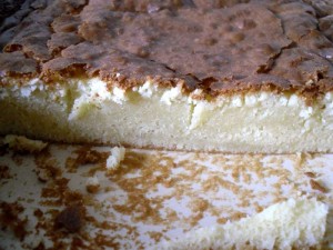 Le brownies au chocolat blanc coupé