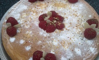 Gâteau de Savoie aux framboises et confiture d'abricot