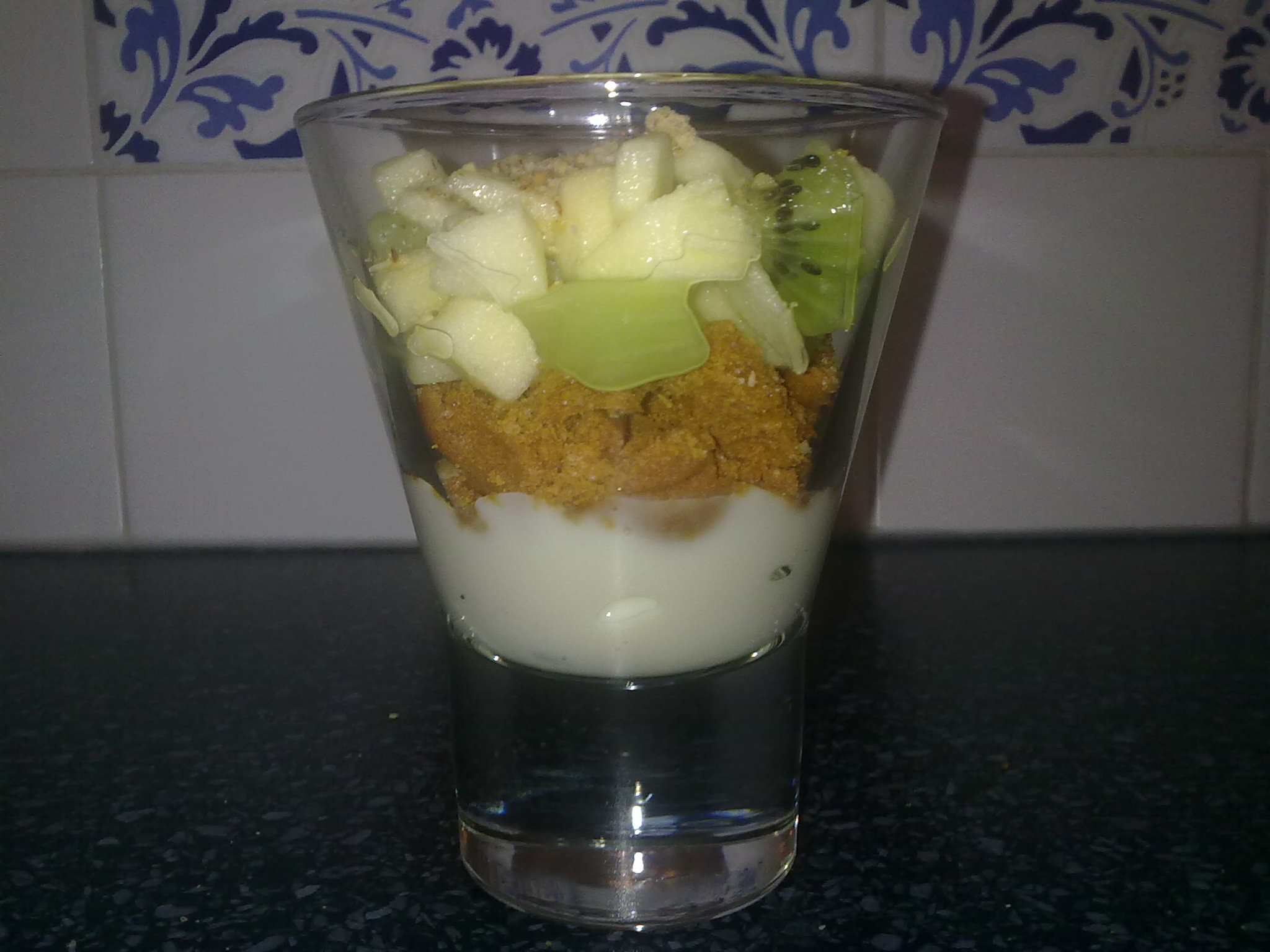 Verrine Duo de Pomme et Kiwi Sur Lit de Soja Vanille et Spéculoos