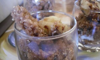 Crumble Banane, Chocolat blanc et Chocolat noir en Verrine