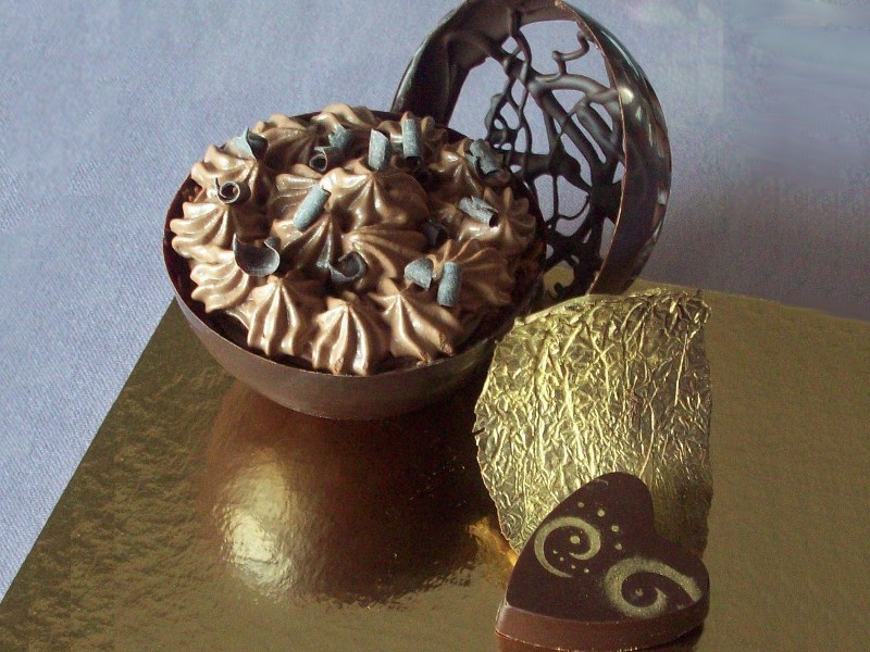 sphères gourmandes à la mousse au chocolat et feuilleté praliné