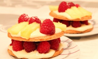 Château de framboises et ananas, crème vanille bourbon