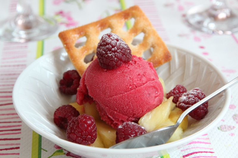 Sorbet framboise sur son lit d'ananas