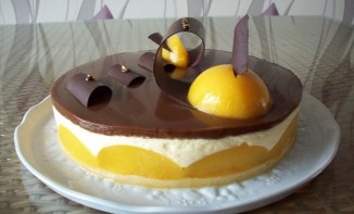 Entremet aux pêches, glaçage caramel