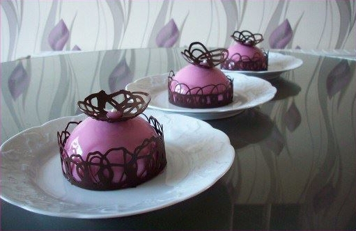 Entremet chocolat blanc et fraises