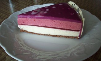 entremet framboise et chocolat blanc sur feuilleté praliné