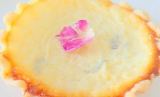 Tartelettes façon cheesecake à la rose et à la menthe