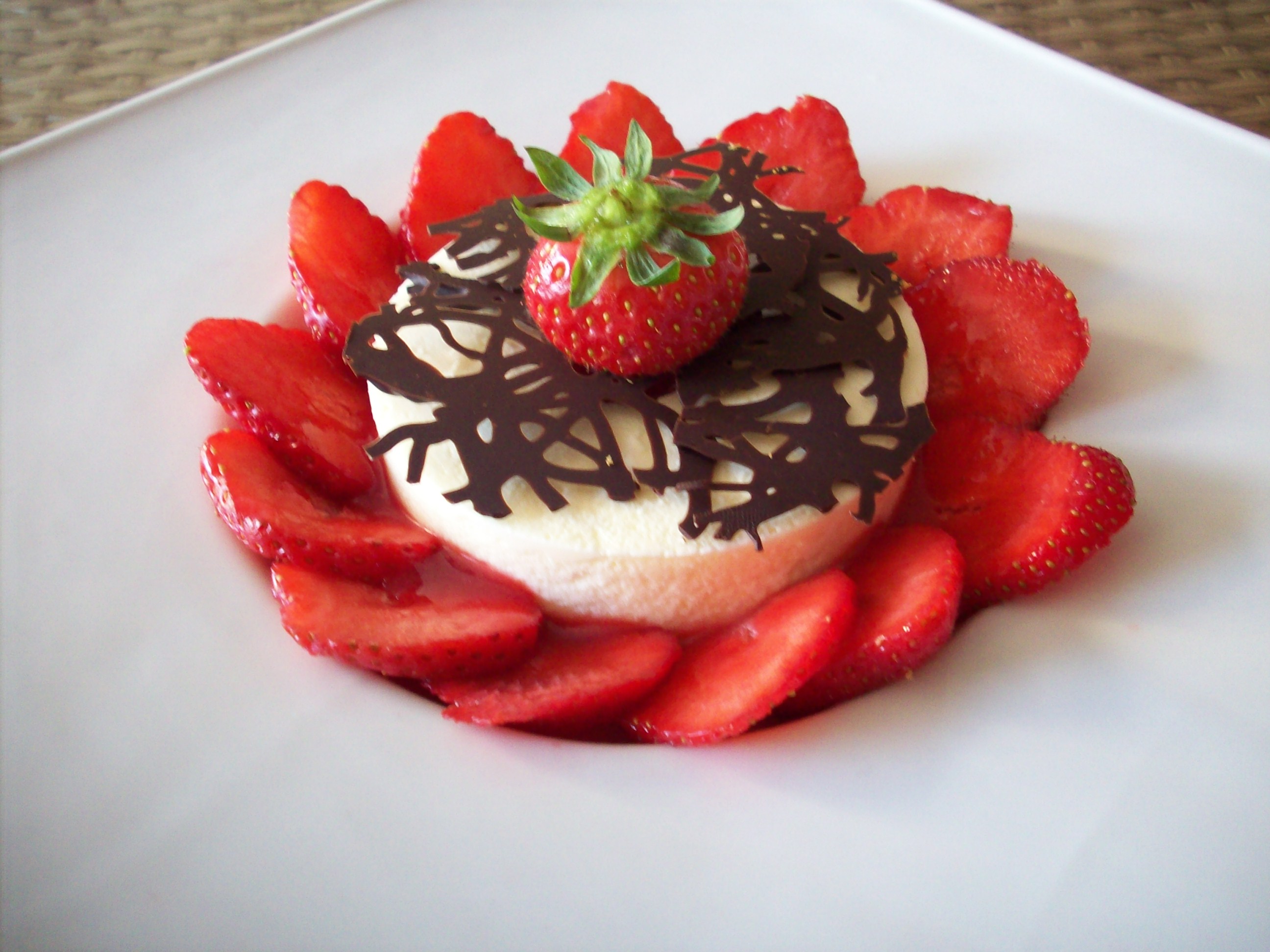 Mousse au citron, avec son coeur coulis de fraise