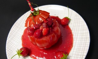 Tartare de fraises dans une tomate, poivre du Sichouan