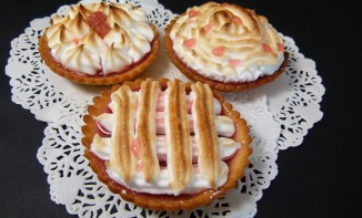 Recette des tartelettes à la rhubarbe meringuée