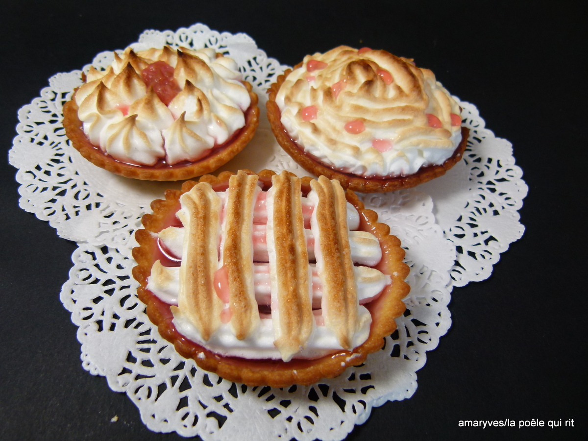 Recette des tartelettes à la rhubarbe meringuée