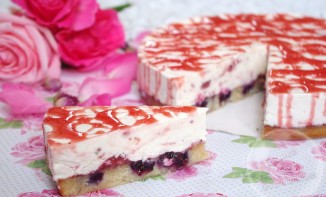 Cheesecake sans cuisson à la myrtille et aux fraises