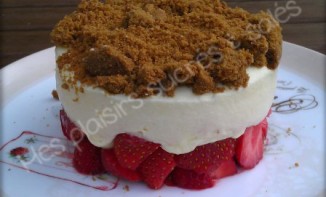 Crème mousseuse de mascarpone sur lit de fraises et croquant de spéculoos