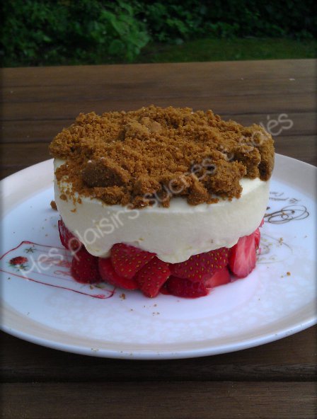 Crème mousseuse de mascarpone sur lit de fraises et croquant de spéculoos