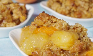 Crumble noisette, brugnons, abricots et sirop d'érable