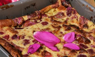 Clafoutis rhubarbe-framboise, aux pétales de roses et lait d'amande