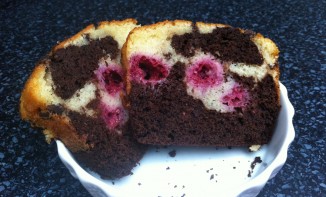 Cake marbré au chocolat noir et framboises