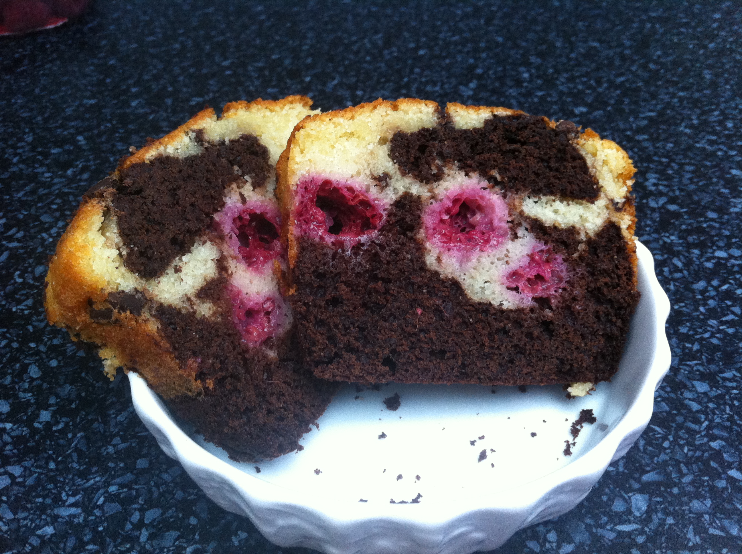 Cake marbré au chocolat noir et framboises