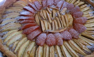 Tarte aux pommes et abricots, crème aux spéculoos