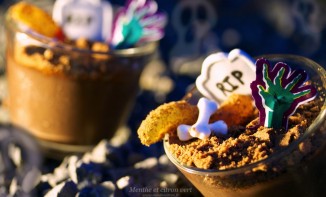 Verrines de l'horreur, crème au chocolat tremblotant, biscuits émiettés et vermines sucrées pour une Zombie Party
