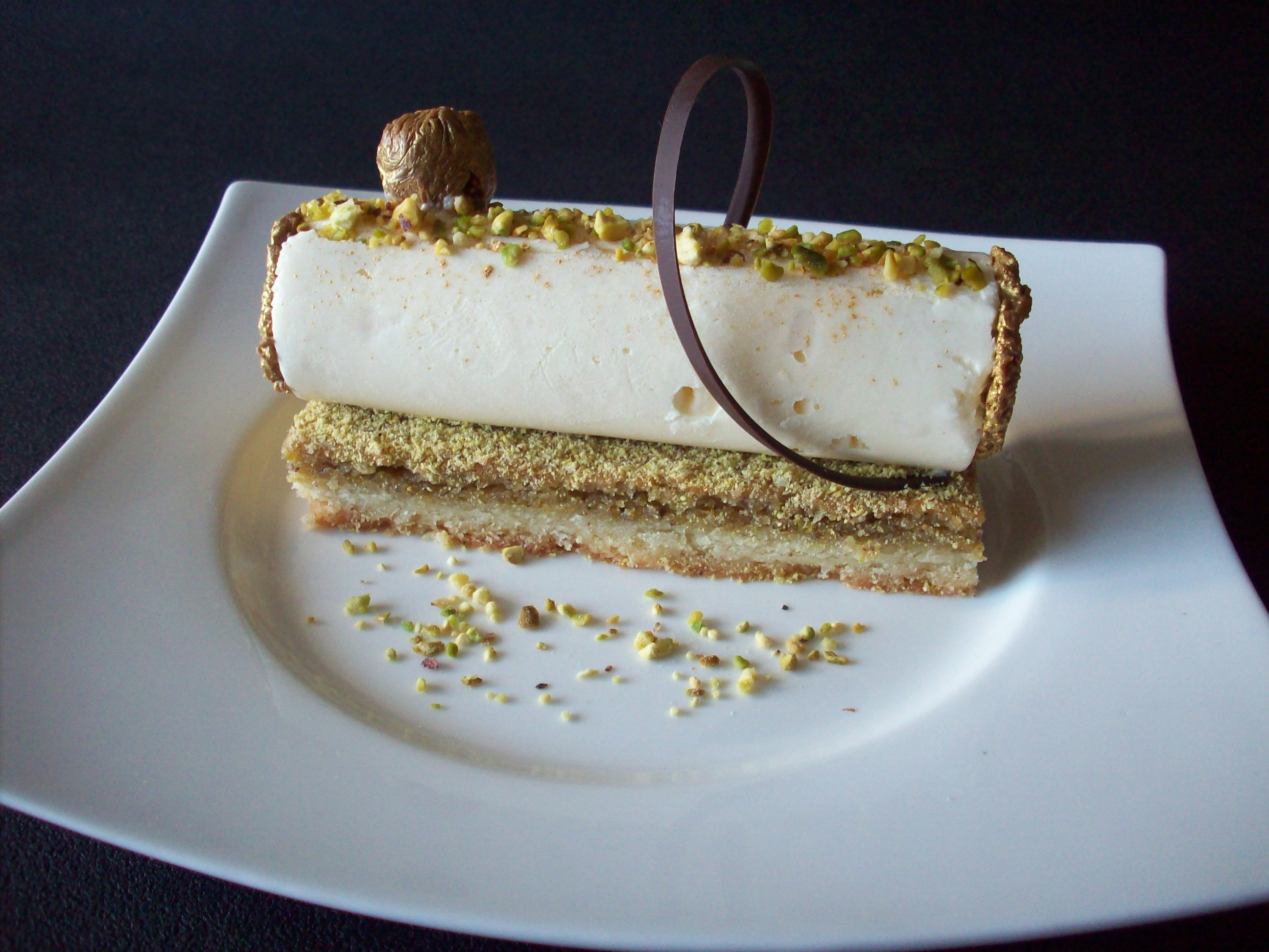 Biscuit sablé - crémeux amande et pistache - mousse chocolat blanc