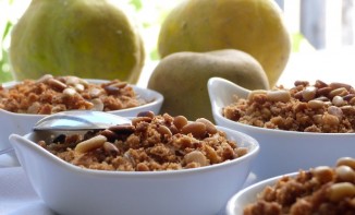 Compote de coings et pommes en crumble aux pignons