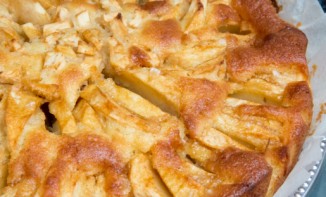 Gâteau aux pommes, caramel et perles de sucre