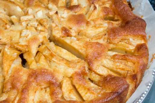 Gâteau aux pommes, caramel et perles de sucre