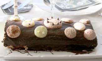 Bûche aux macarons, mousse de poire et chocolat craquant