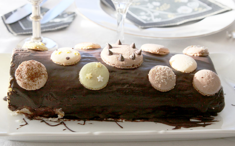 Bûche aux macarons, mousse de poire et chocolat craquant