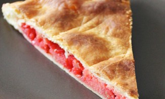 Galette des rois girly à la crème d’amande et aux pralines roses