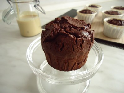 Muffins au chocolat accompagnés de sauce aux nougats