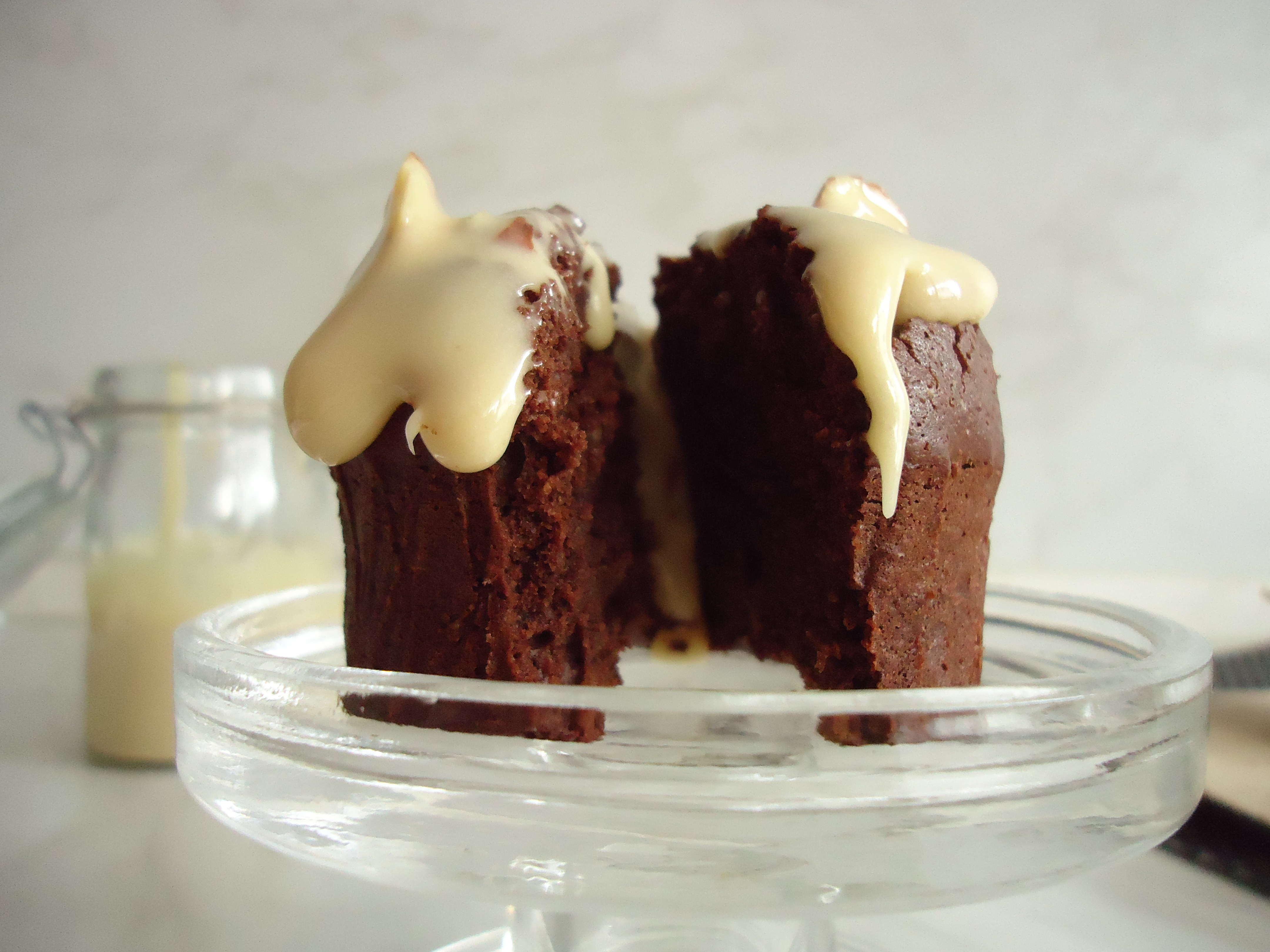 Muffins au chocolat accompagnés de sauce aux nougats