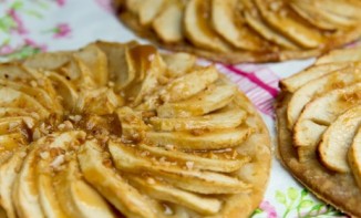 Tartelettes Fines aux Pommes et Caramel au Beurre Salé