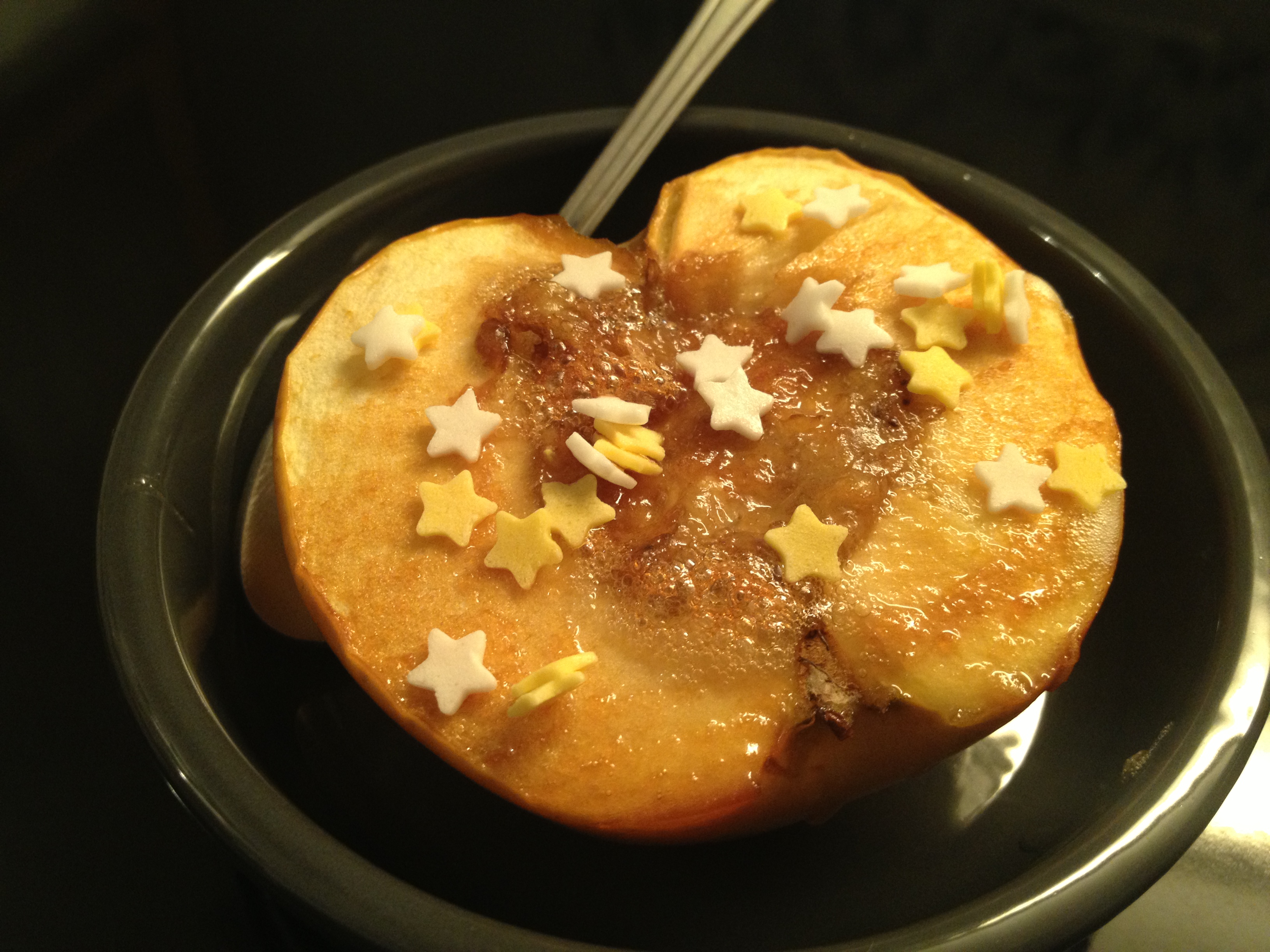 Pomme au coeur de banane et caramel, cuite au four