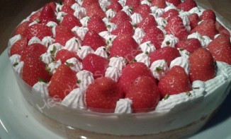 Entremet aux palets bretons, crème mousseuse meringuée et fraises