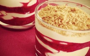 Verrines de framboises, petit suisse et speculoos