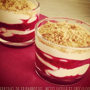 Verrines de framboises, petit suisse et speculoos
