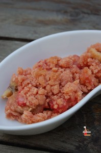 Crumble de fruits aux biscuits roses