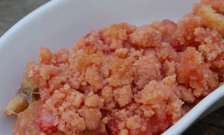 Crumble de fruits aux biscuits roses