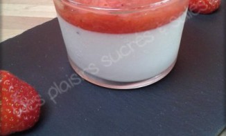 Panna cotta à la compote fraise rhubarbe