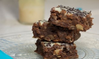 brownies chocolat noir et amandes, glaçage chocolat blanc