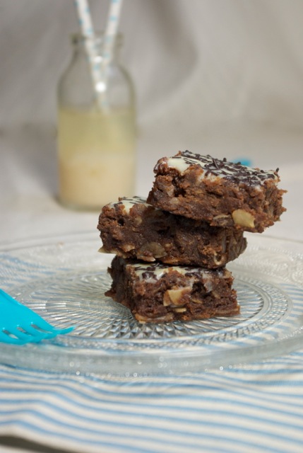 brownies chocolat noir et amandes, glaçage chocolat blanc