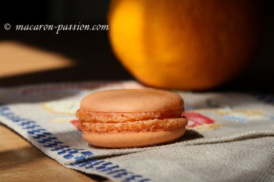 Macaron orange curd