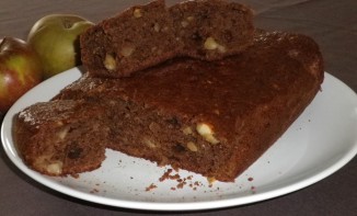 Gâteau aux pommes, chocolat, amandes, raisins secs