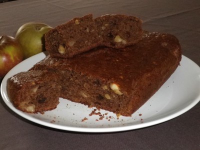 Gâteau aux pommes, chocolat, amandes, raisins secs