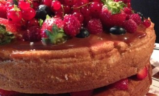 Gâteau aux fruits rouges et caramel