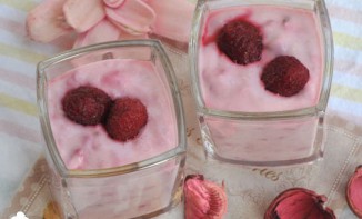 Verrine à la framboise et à la rose